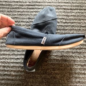 Size 7.5 excellent condition, navy Tom’s shoe
